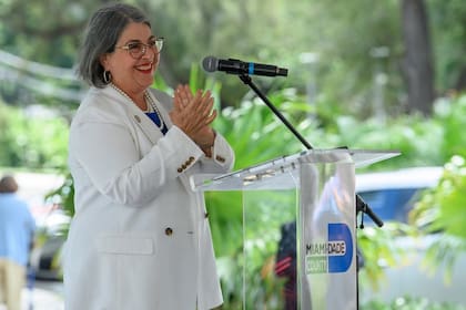 La alcaldesa Daniella Levine Cava anunció el programa de ayuda para adultos mayores