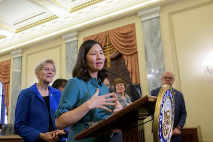 La alcaldesa de Boston, Michelle Wu, a la derecha, habla durante una conferencia reciente (Archivo)