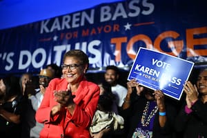 Ganó Karen Bass y avanza al balotaje de noviembre en busca de su reelección