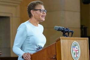 Noticias de California: el grito de Karen Bass para “mantener a la gente segura” y otros reportes en vivo