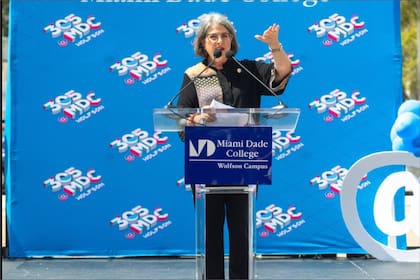 La alcaldesa de Miami-Dade brinda un discurso tras la anulación de la eliminación del TPS para haitianos
