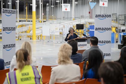 La alcaldesa de Miami Dade en la inauguración de la nueva planta de Amazon