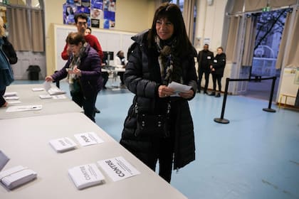 La alcaldesa de París, Anne Hidalgo, vota en el referéndum por las SUV. (Thomas SAMSON / AFP)