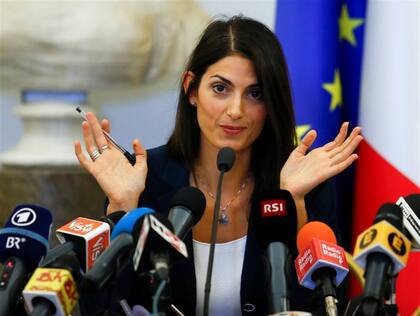 La alcaldesa de Roma, Virginia Raggi, ayer, en una conferencia de prensa
