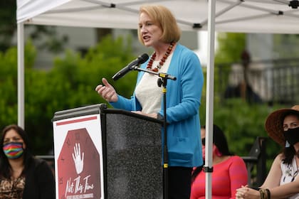 La alcaldesa de Seattle, Jenny Durkan, habla durante una manifestación en Seattle, Washington, el 19 de junio de 2020