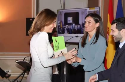 La alcaldesa de Zaragoza, Natalia Chueca, recoge el premio a la ciudad de manos de la Reina Letizia