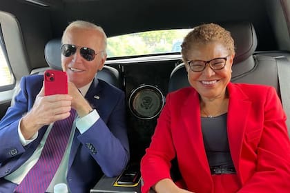 La alcaldesa Karen Bass enfrenta la pérdida de aliados clave en el Congreso y la Casa Blanca, lo que limita su capacidad para negociar