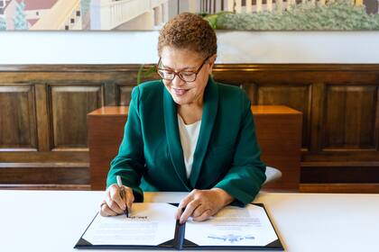 La alcaldesa Karen Bass firmó una directiva para proteger a los angelinos inmigrantes (Foto ilustrativa)