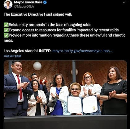La alcaldesa Karen Bass firmó una orden para apoyar a las comunidades de inmigrantes