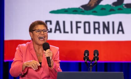 La alcaldesa Kate Bass apuntó contra los protestantes que vandalizaron algunas tiendas en Broadway, Los Ángeles