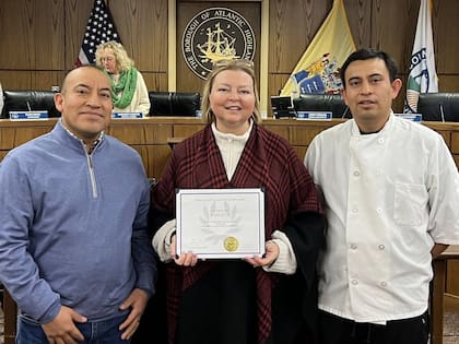 La alcaldesa Lori Hohenleitner junto a los hermanos fundadores de Emilio's Kitchen