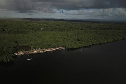 La aldea "El tren" en la costa del río Caratingui en el estado de Bahía
