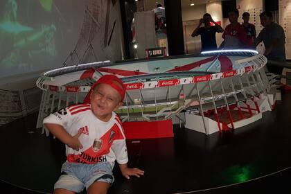 La alegría de Benjamín al conocer el estadio de River