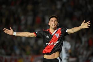 River goleó a Excursionistas la noche que Armani atajó un penal y la nueva joya batió un récord