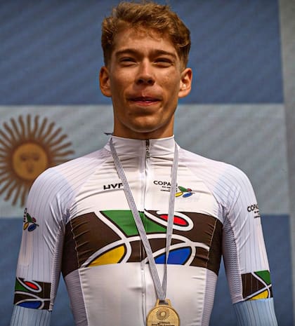 La alegría de Kalejman con el oro sobre su pecho, antes de la descalificación y el escándalo