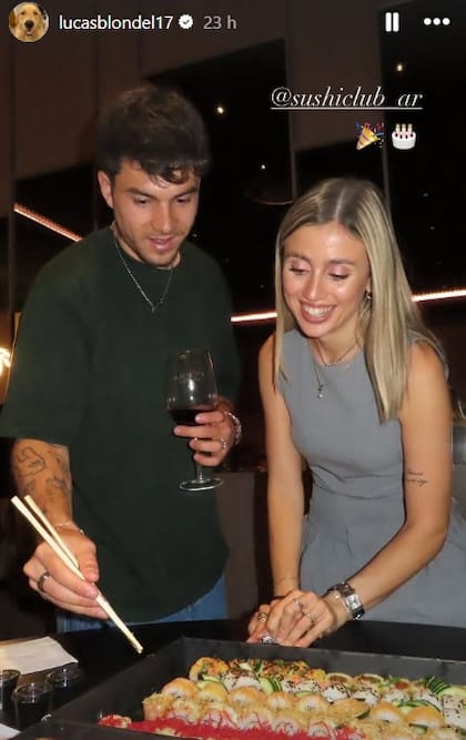 La alegría de la pareja en el cumpleaños del futbolista