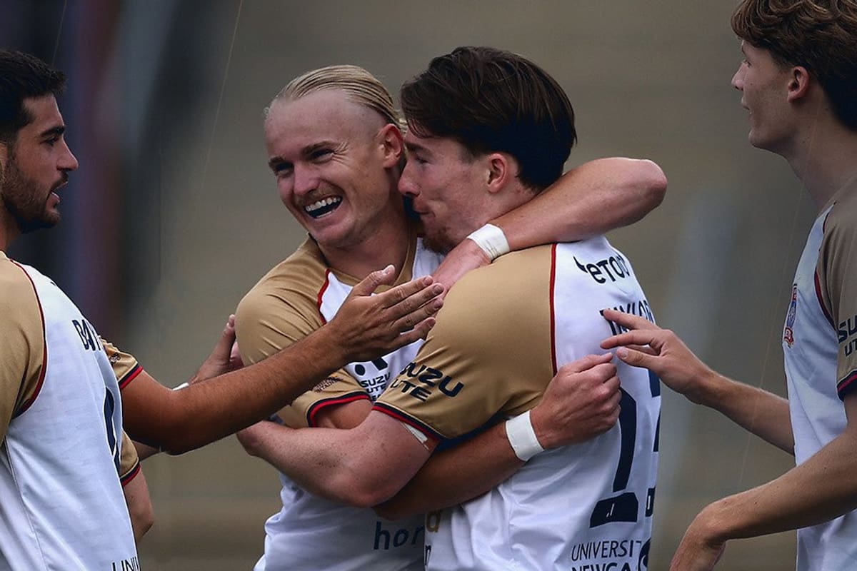 Ele marcou o primeiro gol de 2026 e depois correu de gol em gol para entregar a surpresa de ano novo.