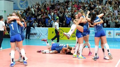 La alegría de las chicas tras su triunfo ante Brasil