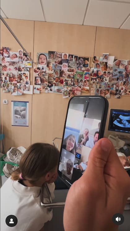 La alegría de las familias Simeone y Bargiela al enterarse por una videollamada de que el bebé será un varón (Foto: Captura Instagram @evabargiela)