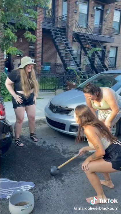 La alegría de las jóvenes cuando lograron sacar el bollo del auto (Foto: Captura de video TikTok @marcolivierblackburn)