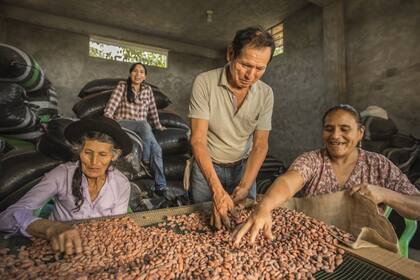 La alegría de llevar adelante una empresa que da trabajo a los vecinos, a madres solteras y reivindica el caco peruano