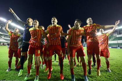 La alegría de los jugadores de Sarmiento