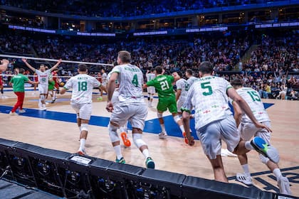 La alegría de los jugadores de Bulgaria tras remontar el partido y vencer a Estados Unidos por 3 a 2