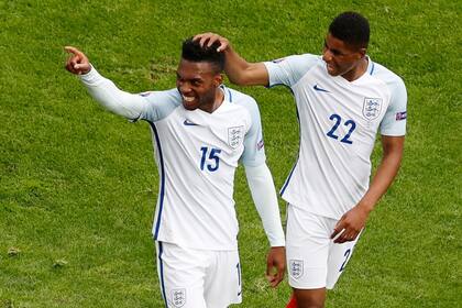 La alegría de Rashford, al sumarse al festejo de Sturridge, en tiempo de descuento