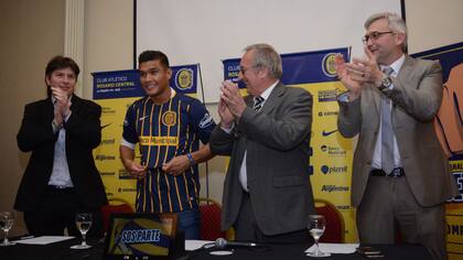 La alegría de Teo con su nueva camiseta