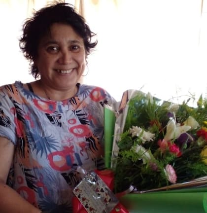 La alegría de Verónica al recibir un ramos de flores de su novio.