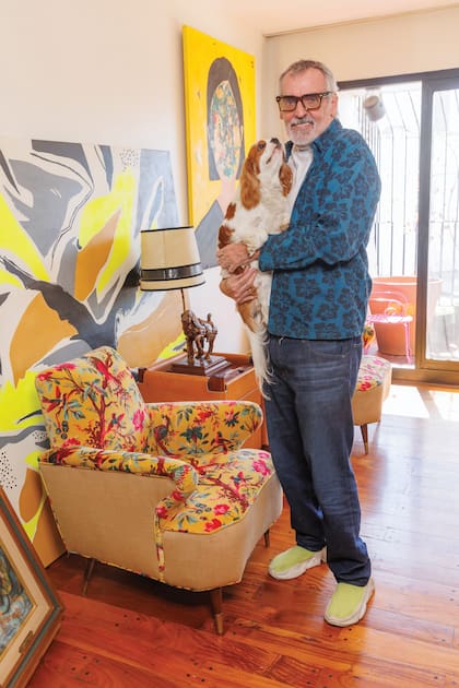 La alegría del amarillo se cuela en distintos detalles del living, como los cuadros o los sillones, que son de su cápsula para Fradusco