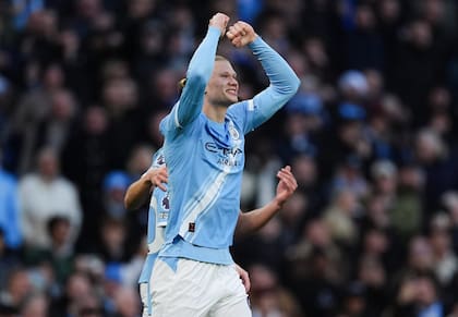 La alegría del delantero noruego, que con su doblete suma 104 goles en 114 actuaciones en la liga inglesa, con un imponente promedio de 0,91.