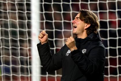 La alegría del DT de Brentford, Thomas Frank, tras conseguir un triunfo histórico en el Gtech Community Stadium de Londres