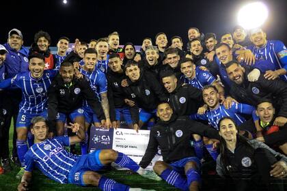 La alegría del plantel de Godoy Cruz, con el cheque que simboliza la clasificación a los octavos de final de la Copa Argentina