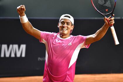 La alegría dibujada en el rostro de Sebastián Báez al vencer a Mariano Navone y avanzar a los cuartos de final del ATP de Río 2025