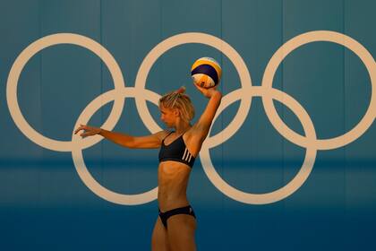 La alemana Laura Ludwig durante una sesión de práctica de voley playa.