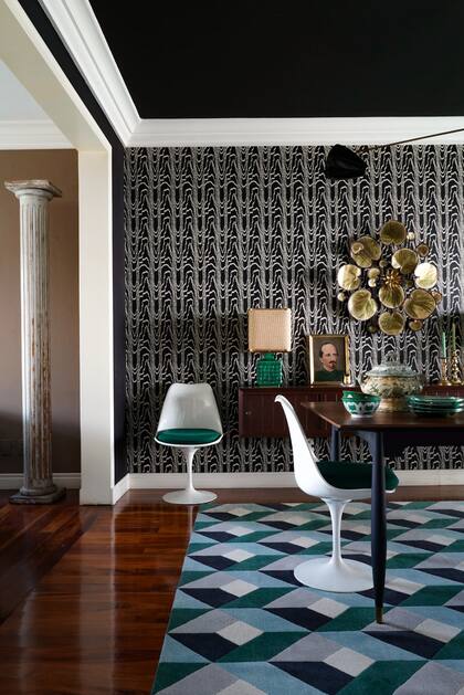 La alfombra creada por Suzanne Sharp para The Rug Company es protagonista en el comedor.