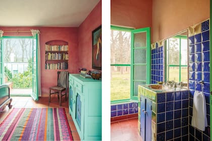 La alfombra de telar fue traída de Bolivia. En el baño, azulejos color azul cobalto hechos por la dueña de casa.