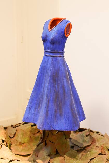 "La alfombra mágica", otra escultura de Dogliotti con el vestidito azul