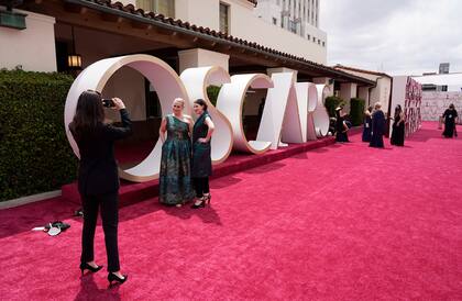 La alfombra roja de los premios Oscar lista para recibir a los nominados en Los Angeles