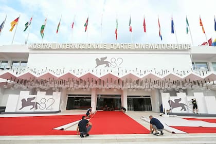La alfombra roja empieza a desplegarse frente al Palazzo del Cinema, la sede de Venecia 2025