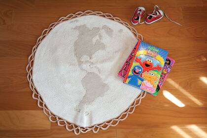 La alfombra tejida a mano la conseguís en jaus deco (en facebook: jaus deco)