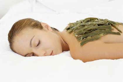 La algoterapia consiste en el uso de algas marinas como si fueran vendas para lograr fines terapéuticos como adelgazar, eliminar celulitis, cuidar la piel