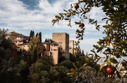 La Alhambra se alza sobre la colina de la Sabika, en Granada