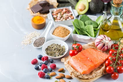 La alimentación antiinflamatoria busca reducir la inflamación crónica de bajo grado