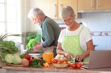 Para mayores de 65: qué alimentos hay que evitar y cuáles priorizar, según los especialistas