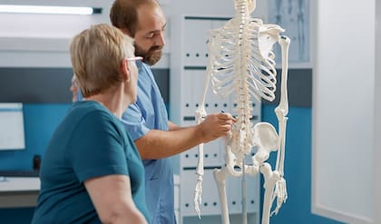 La alimentación saludable y hacer ejercicio constantemente pueden ayudar a prevenir la pérdida ósea