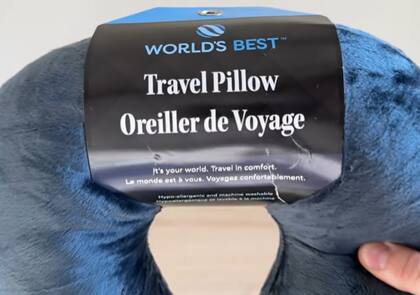La almohada de viaje a mitad de precio en Dollar Tree (Foto: YouTube/The Deal Guy)