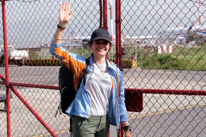 La alpinista ucraniana Antonina Samoilova saluda a su llegada a un aeropuerto tras hacer cumbre en el Everest, en Katmandú, el 17 de mayo de 2022.