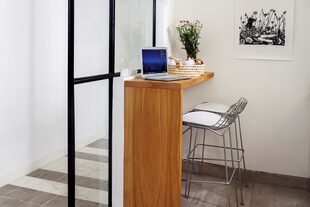 La altura de la barra se elevó para coincidir con el recorte de la pared. El resultado es tan cómodo que se convirtió en el espacio de home working de Macarena.